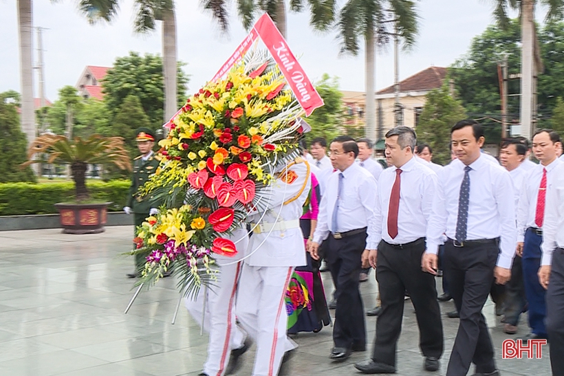Lãnh đạo Hà Tĩnh dâng hương nhân kỷ niệm 50 năm thực hiện Di chúc Chủ tịch Hồ Chí Minh