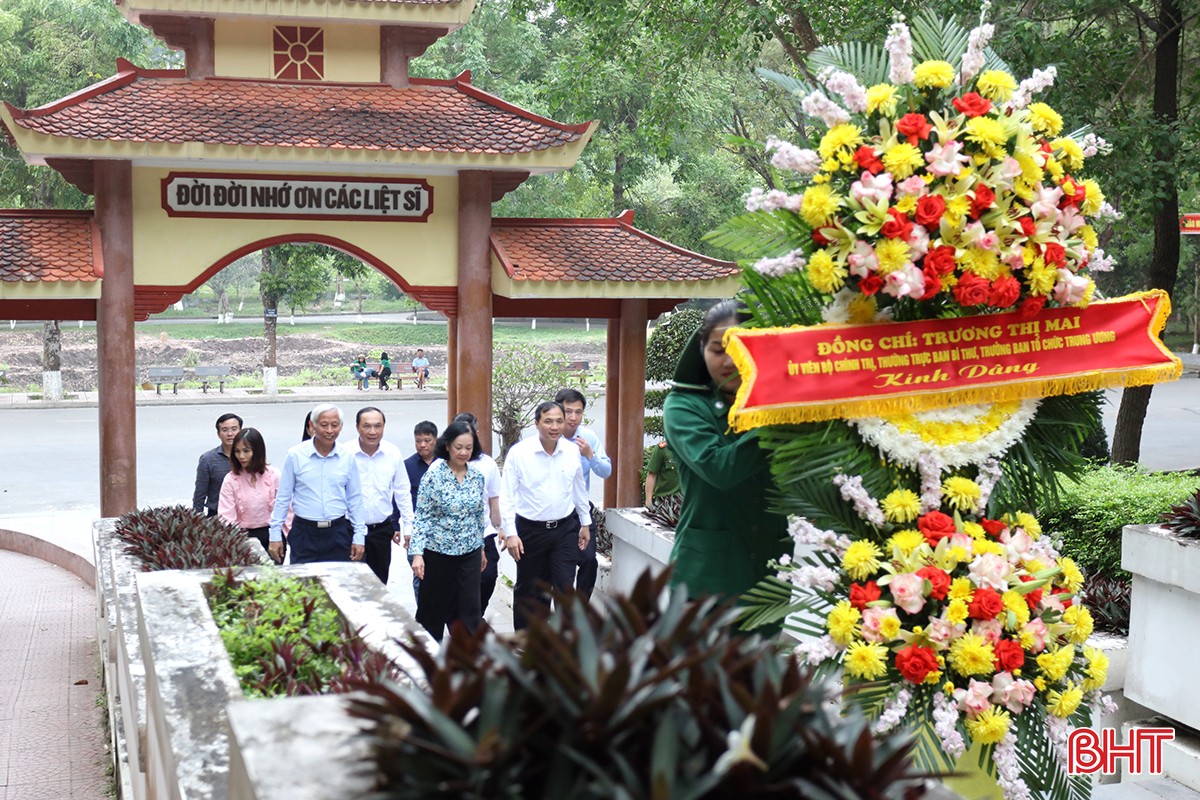 Lãnh đạo tỉnh Hà Tĩnh và huyện Cẩm Xuyên dâng hương cố Tổng Bí thư Hà Huy Tập nhân kỷ niệm 116 năm ngày sinh