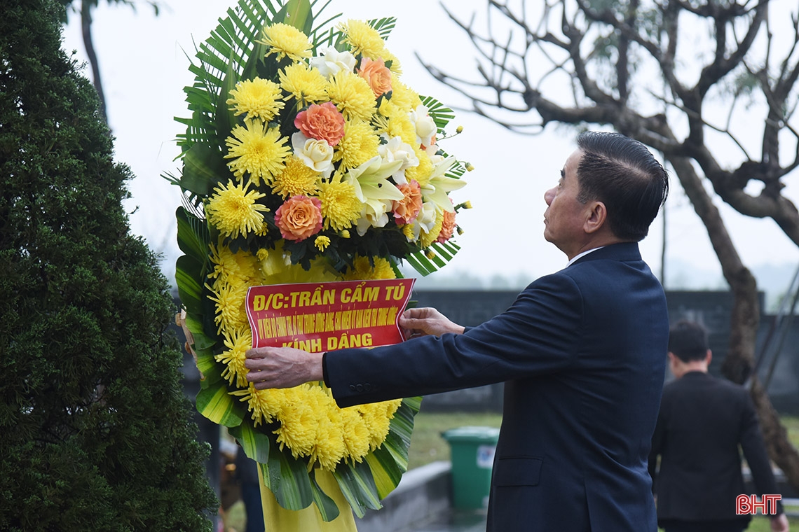 Chủ nhiệm UBKT Trung ương dâng hương tại Khu mộ Tổng Bí thư Hà Huy Tập