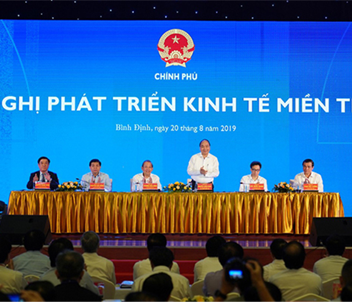 Thủ tướng Nguyễn Xuân Phúc thăm gian hàng của Hà Tĩnh tại hội nghị phát triển kinh tế miền Trung